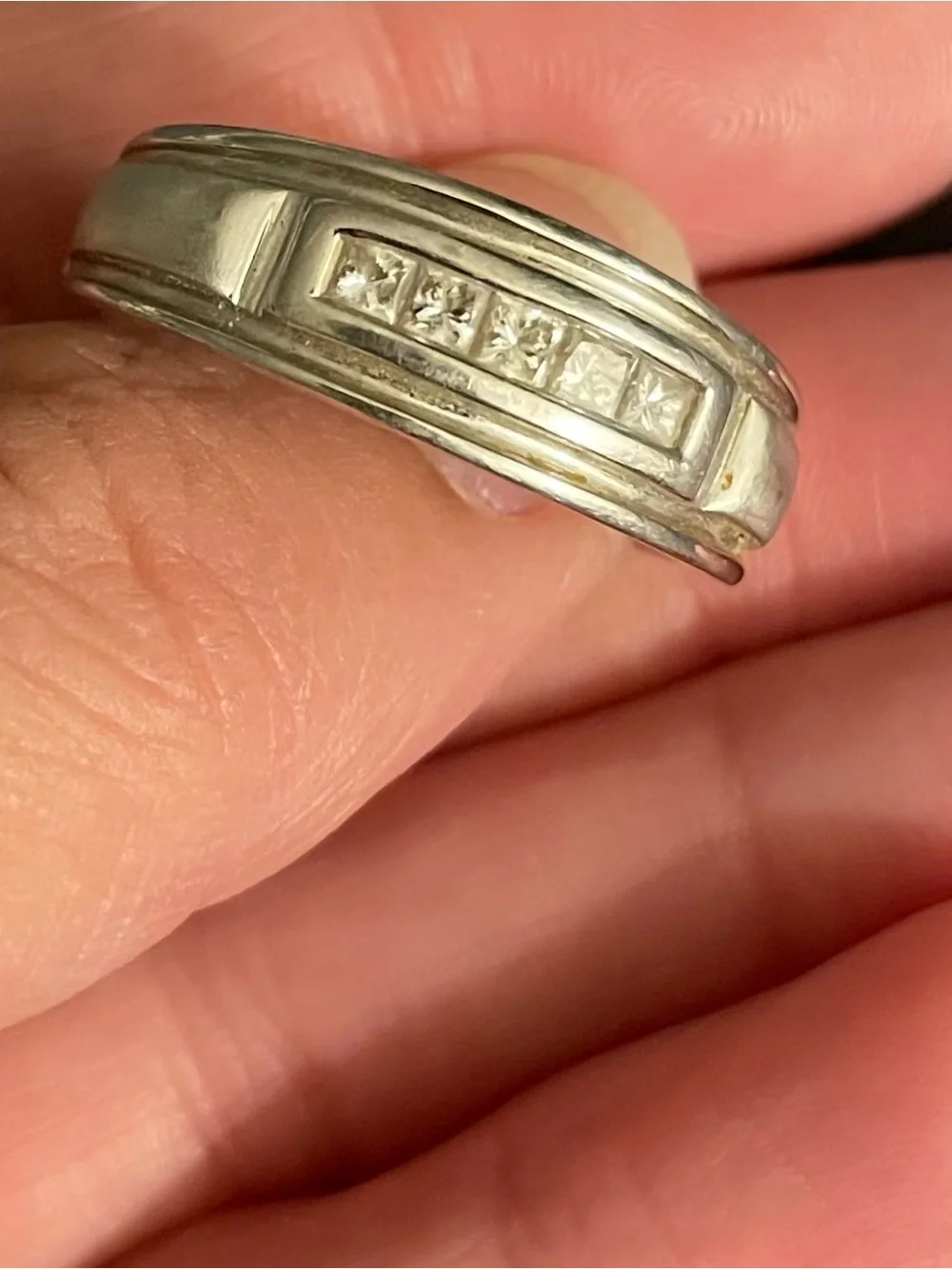 10K White Gold men’s ring. Weighing a little over 5 grams in weight.